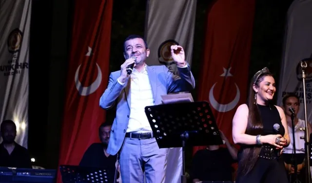 Konserde "Yalandan gülme" göndermesi