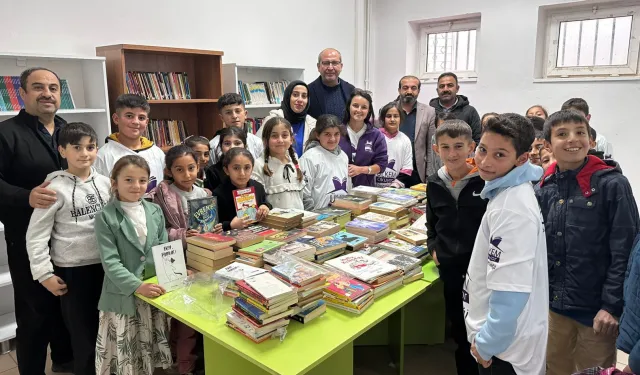 Deprem bölgesindeki okullara kitap desteği... 10 binden fazla kitap teslim edildi