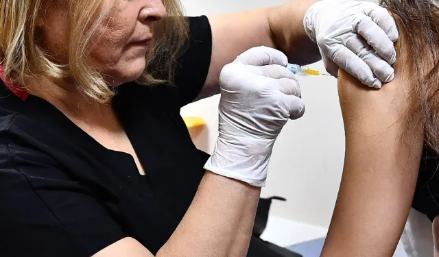 İzmir Büyükşehir HPV aşısı uygulamasını başlattı... Kadınlar ilk dozları yaptırdı