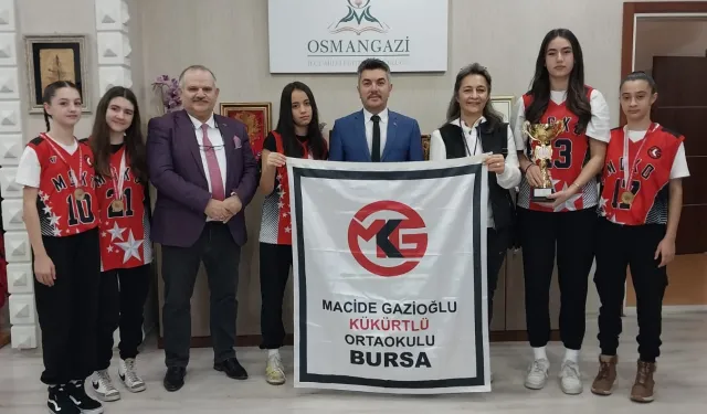 Macide Gazioğlu Ortaokulu'ndan bir günde üç şampiyonluk