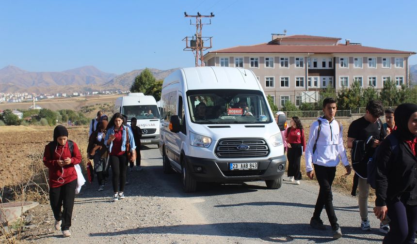 Tek şeritli ve kaldırımsız okul yolu kazaya davetiye çıkarıyor