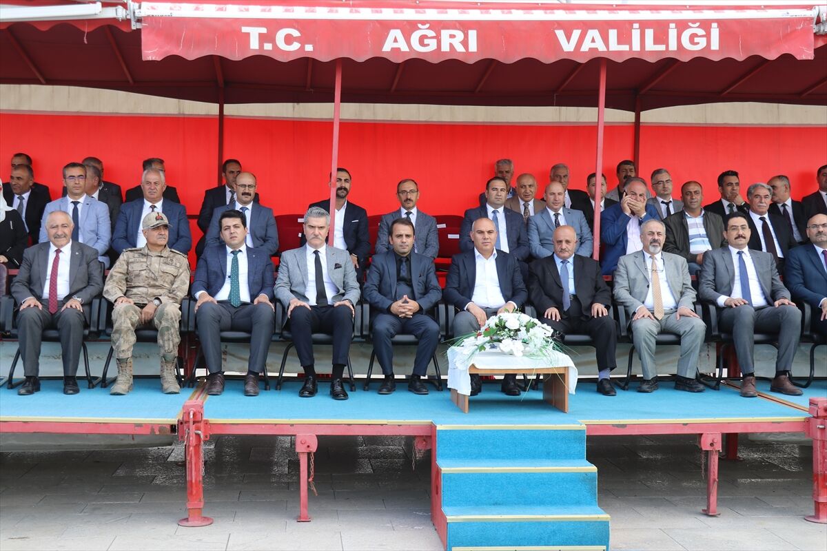 AA-20230929-32274386-32274379-AGRININ_TESCILLI_GEVEN_BALI_FESTIVALLE_TANITILIYOR