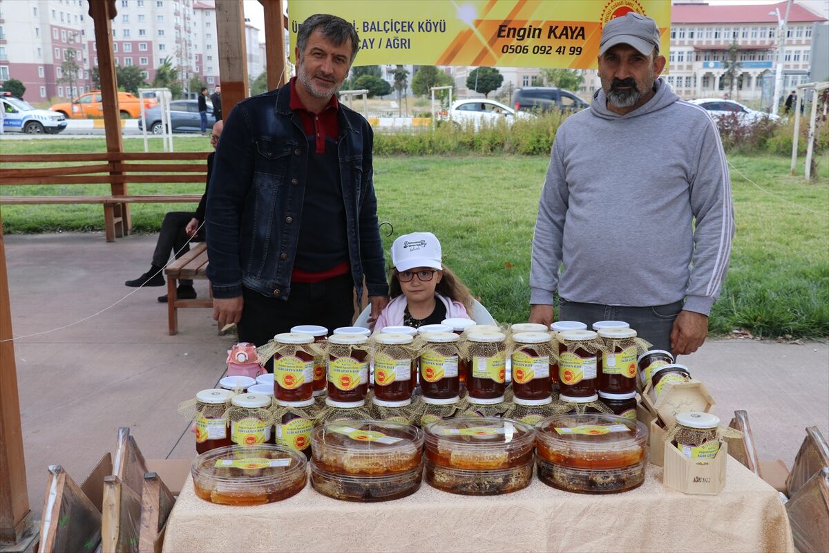 AA-20230929-32274386-32274383-AGRININ_TESCILLI_GEVEN_BALI_FESTIVALLE_TANITILIYOR