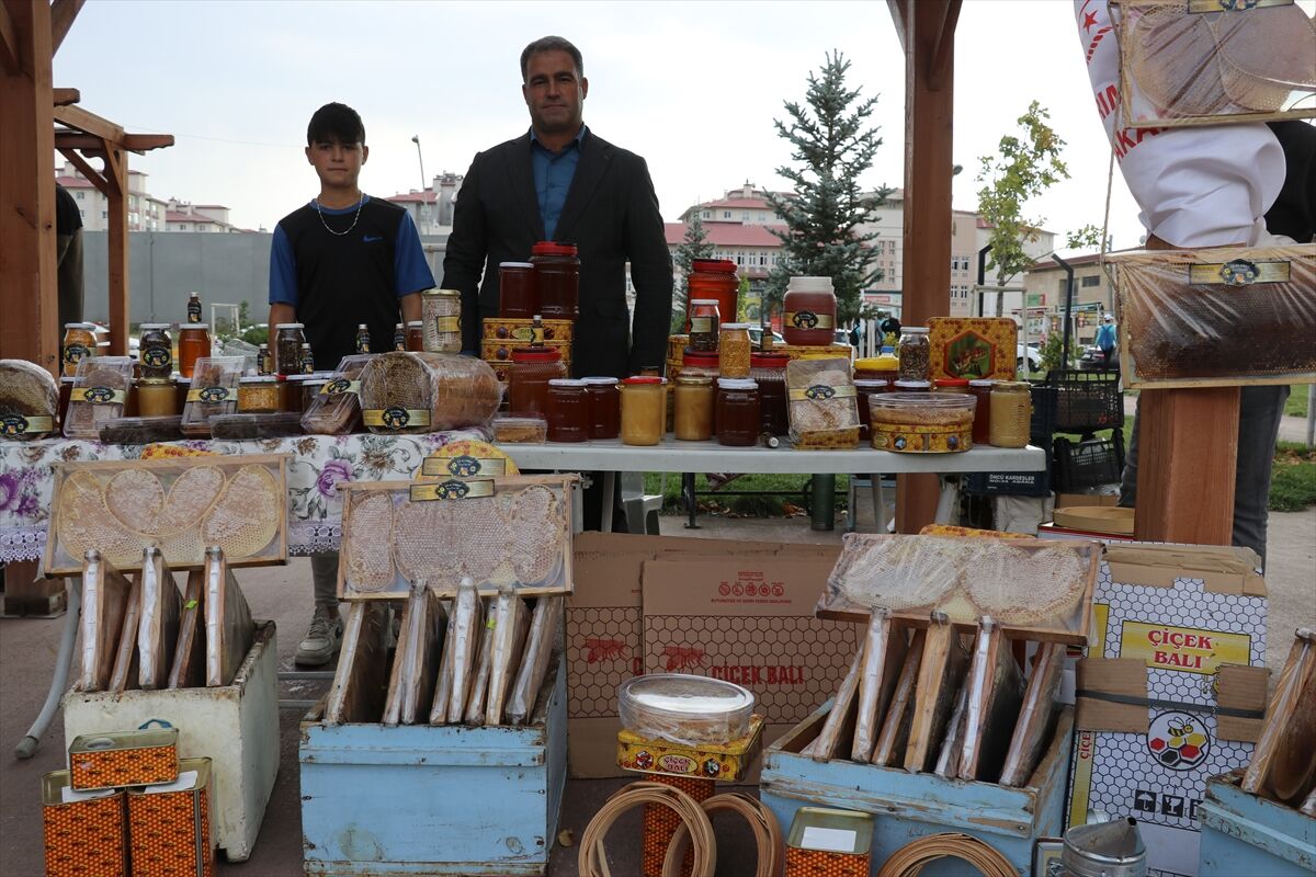 AA-20230929-32274386-32274385-AGRININ_TESCILLI_GEVEN_BALI_FESTIVALLE_TANITILIYOR