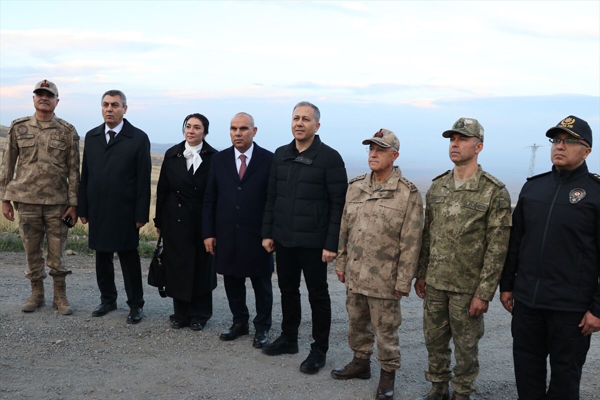 AA-20231112-32834900-32834899-ICISLERI_BAKANI_YERLIKAYA_TURKIYEIRAN_GUVENLIK_DUVARINI_INCELEDI