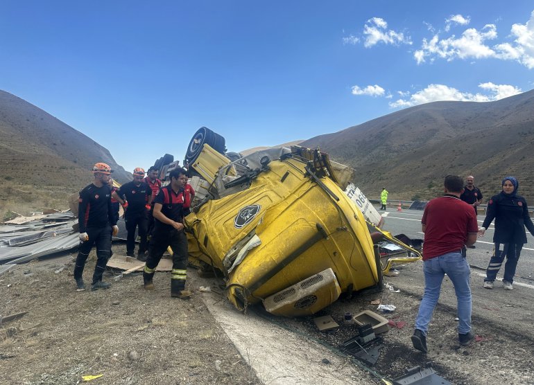 Erzincan Da Katliam Gibi Kaza 4 Olu 2 Yarali 3