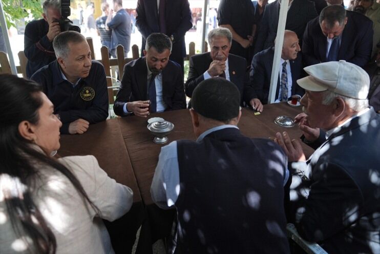 Icisleri Bakani Yerlikaya Agri Da Vatandaslarla Cay Icip Sohbet Etti 3