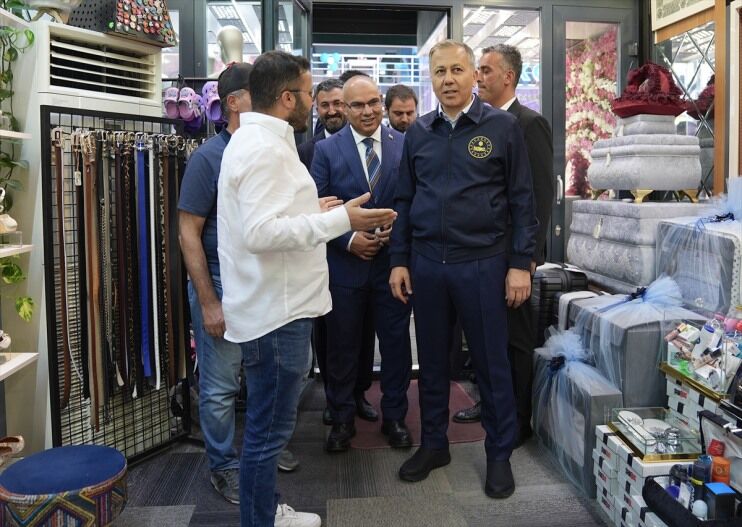 Icisleri Bakani Yerlikaya Agri Da Vatandaslarla Cay Icip Sohbet Etti 4