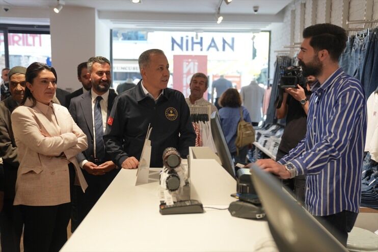 Icisleri Bakani Yerlikaya Agri Da Vatandaslarla Cay Icip Sohbet Etti 5