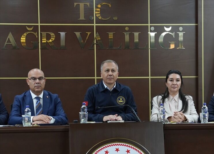 Icisleri Bakani Yerlikaya Agri Da Vatandaslarla Cay Icip Sohbet Etti 7