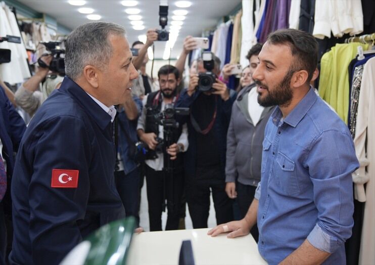 Icisleri Bakani Yerlikaya Agri Da Vatandaslarla Cay Icip Sohbet Etti 8