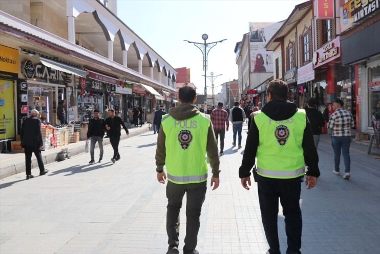 Agri Da Polis Vatandaslarin Guvenligi Icin Caddelerde Denetim Yapiyor
