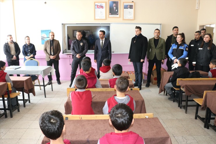 Agri Polisinden Kis Mevsiminde Koy Cocuklarini Isitan Yardim 1