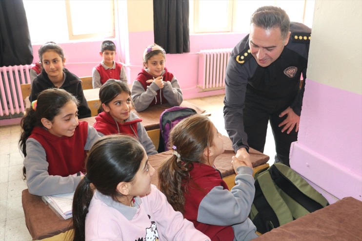 Agri Polisinden Kis Mevsiminde Koy Cocuklarini Isitan Yardim